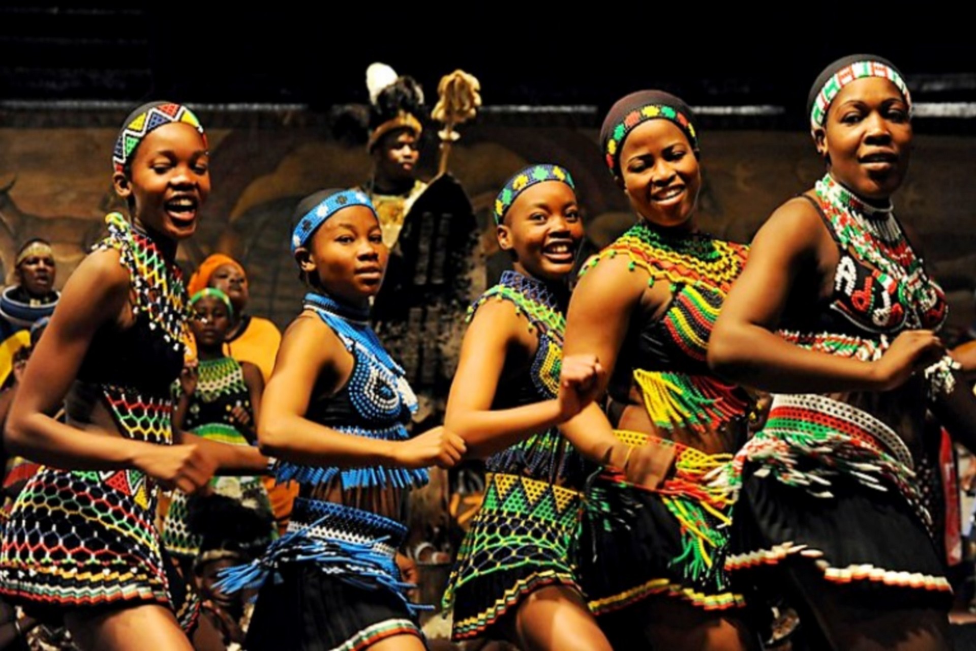 Чернокожая танцует. Африканские танцы. Танцы народов Африки. Танцы африканцев. Африканцы танцуют.