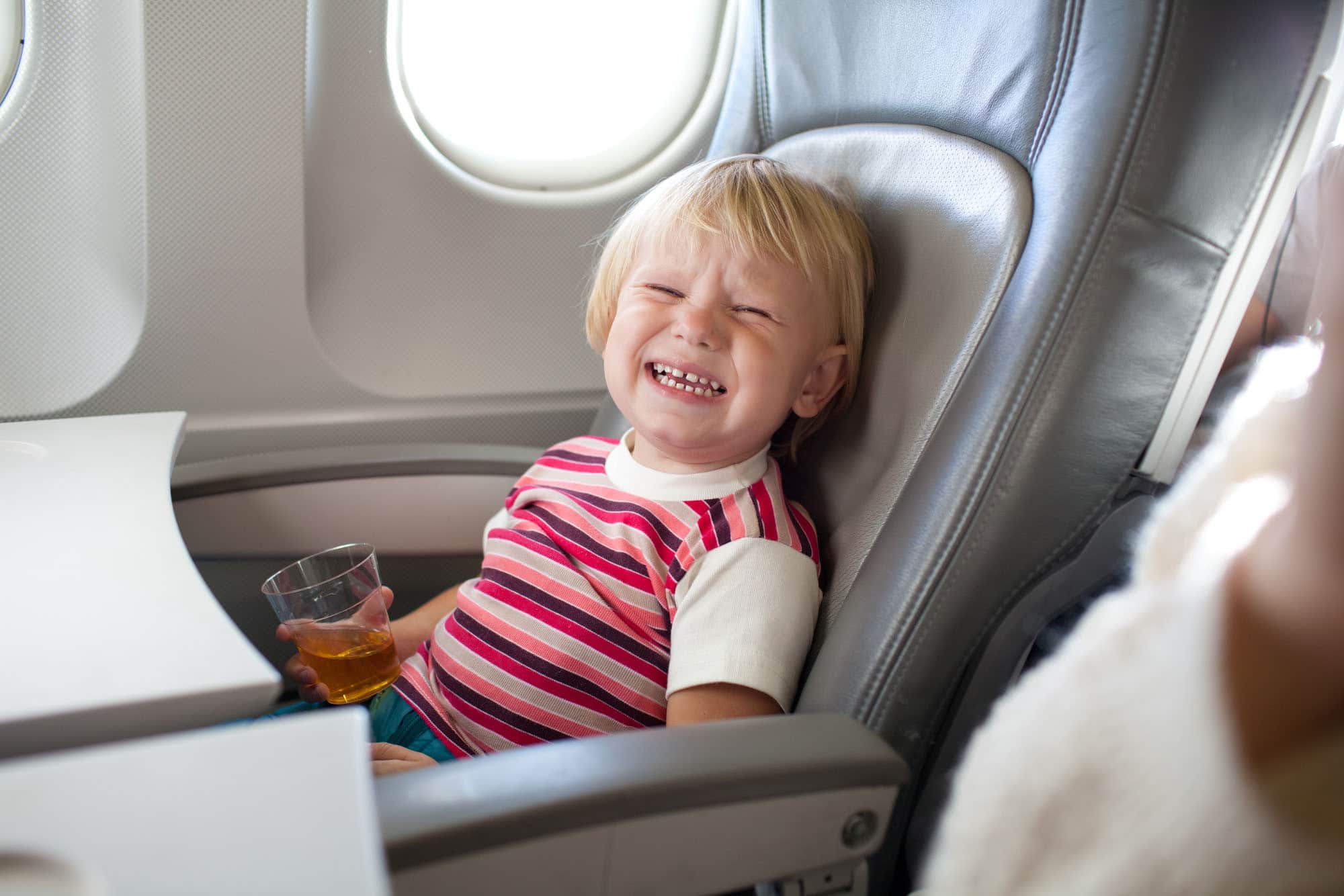 Дети в самолете без родителей. Самолет для детей. Младенец в самолете. Ребенок плачет в самолете. Ребенок в салоне самолета.
