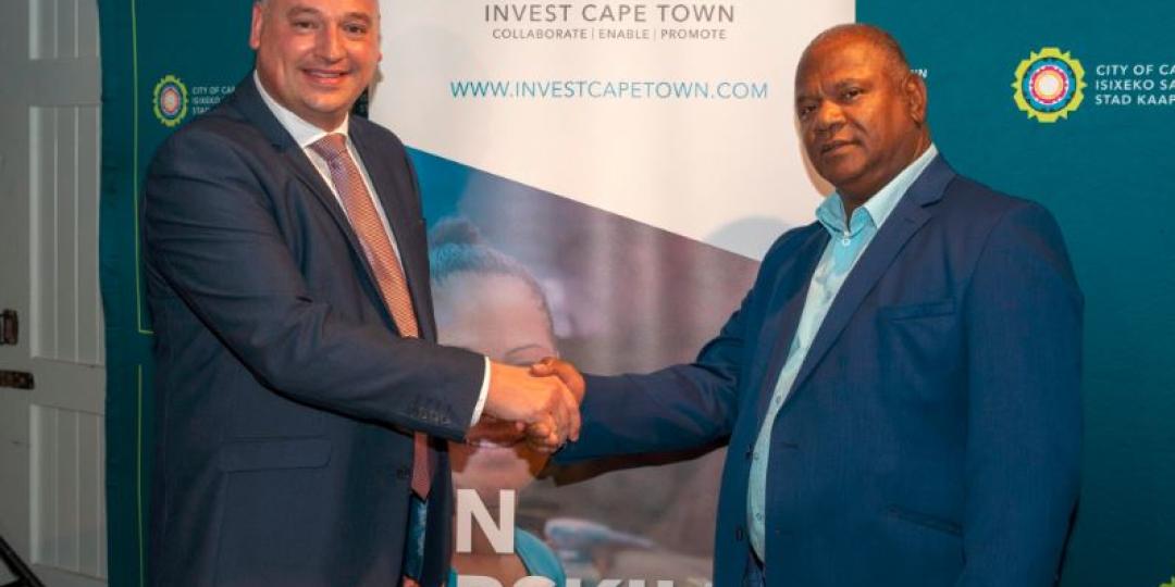 Alderman James Vos being congratulated by Cape Town Mayor, Dan Plato.