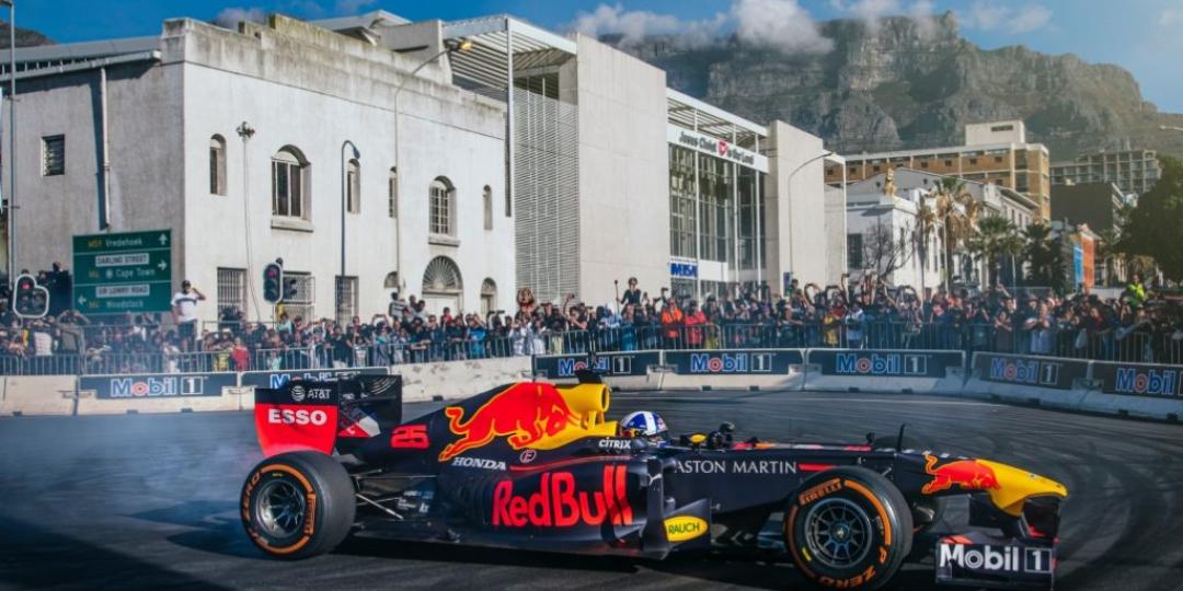 David Coulthard races in Cape Town show run